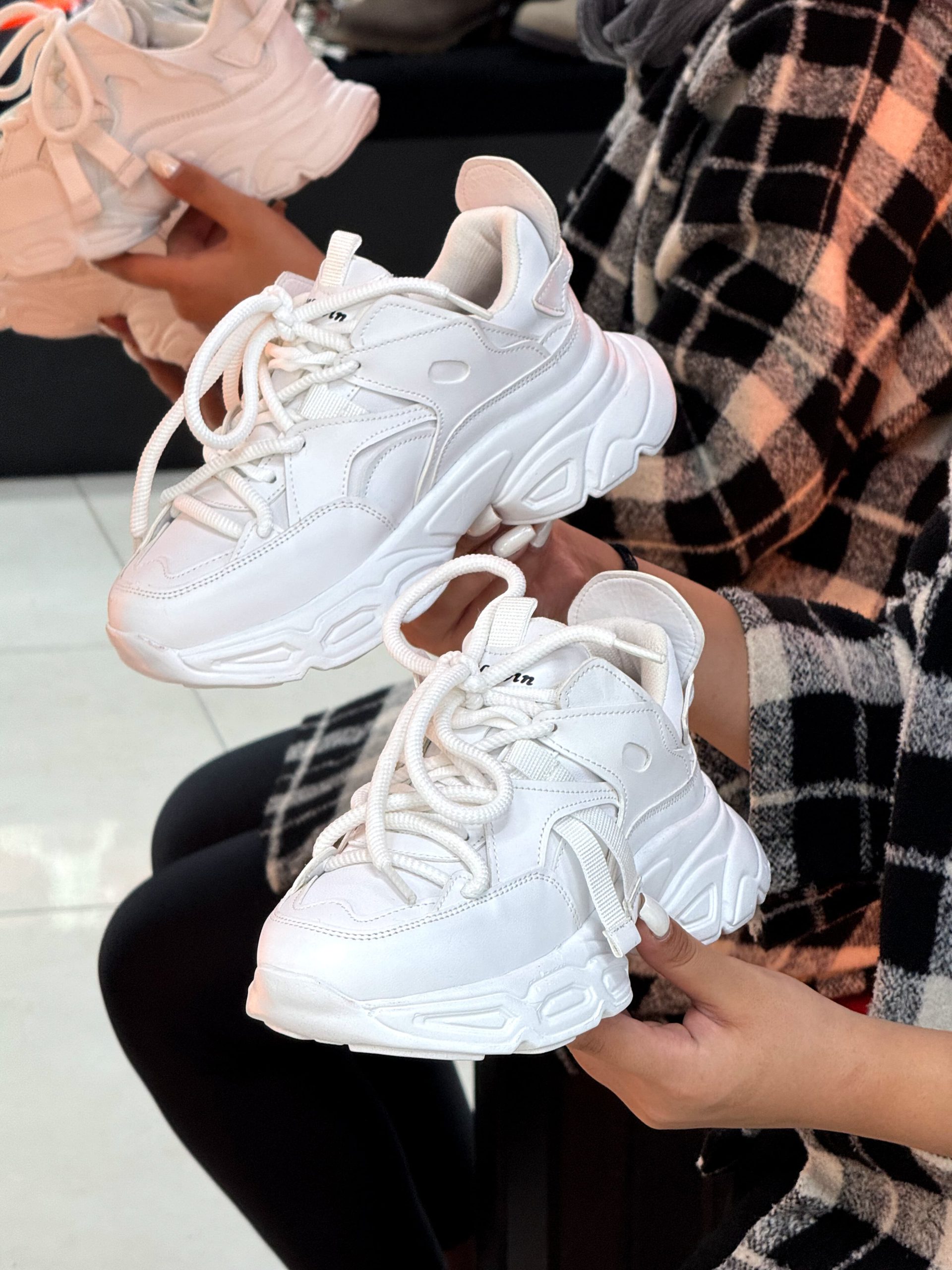 کفش کتانی پانی